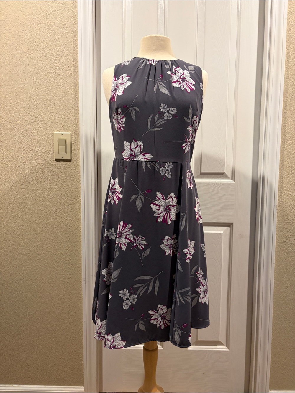 Banana Republic Gray Floral Dress size 6 like new